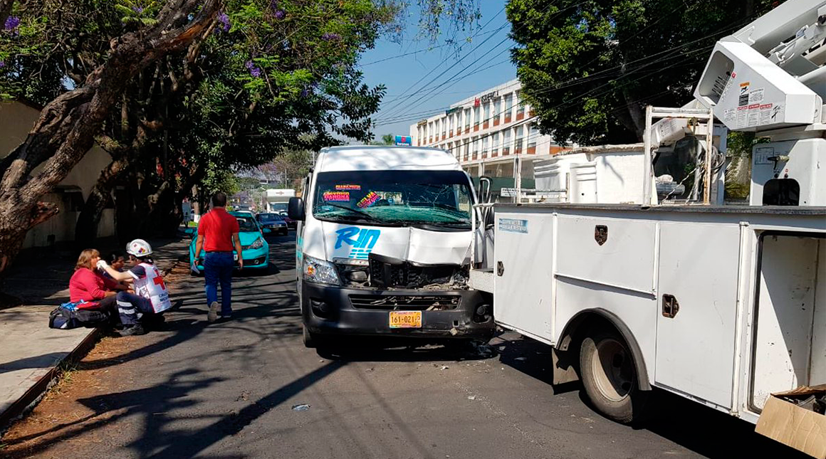Choca ruta 10 en Río Mayo; al menos 9 pasajeros heridos