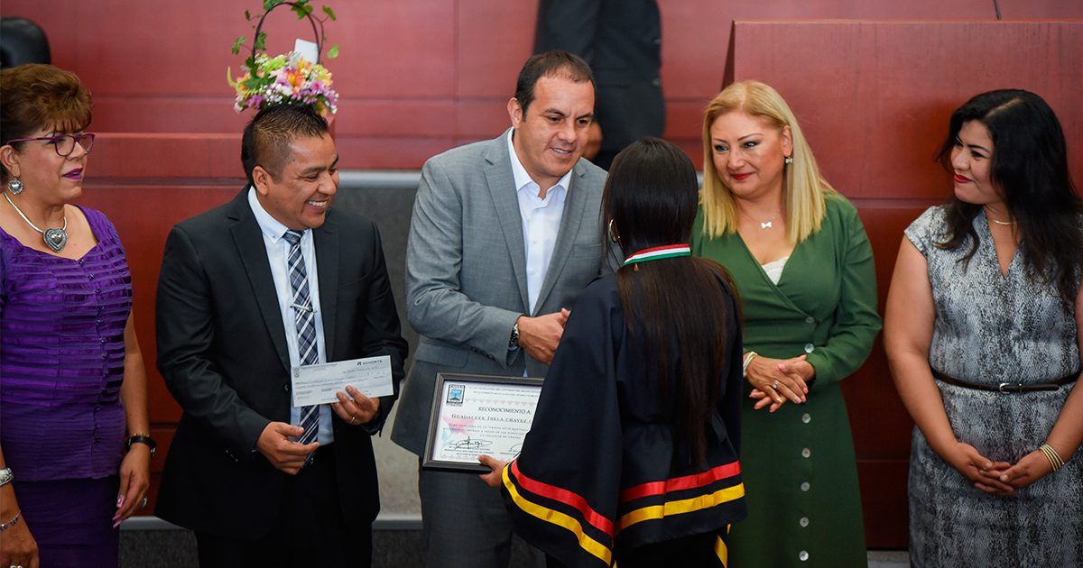 Acude gobernador a entrega de la Presea Xochiquetzalli