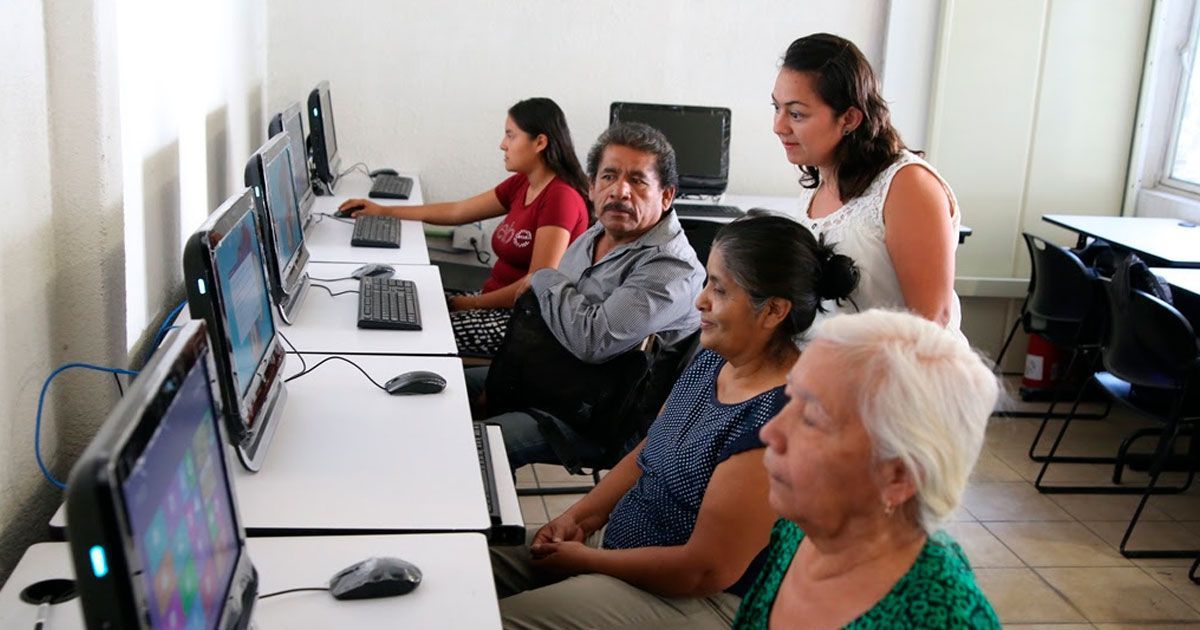 Reinaugura INEEA plaza comunitaria en Zacatepec