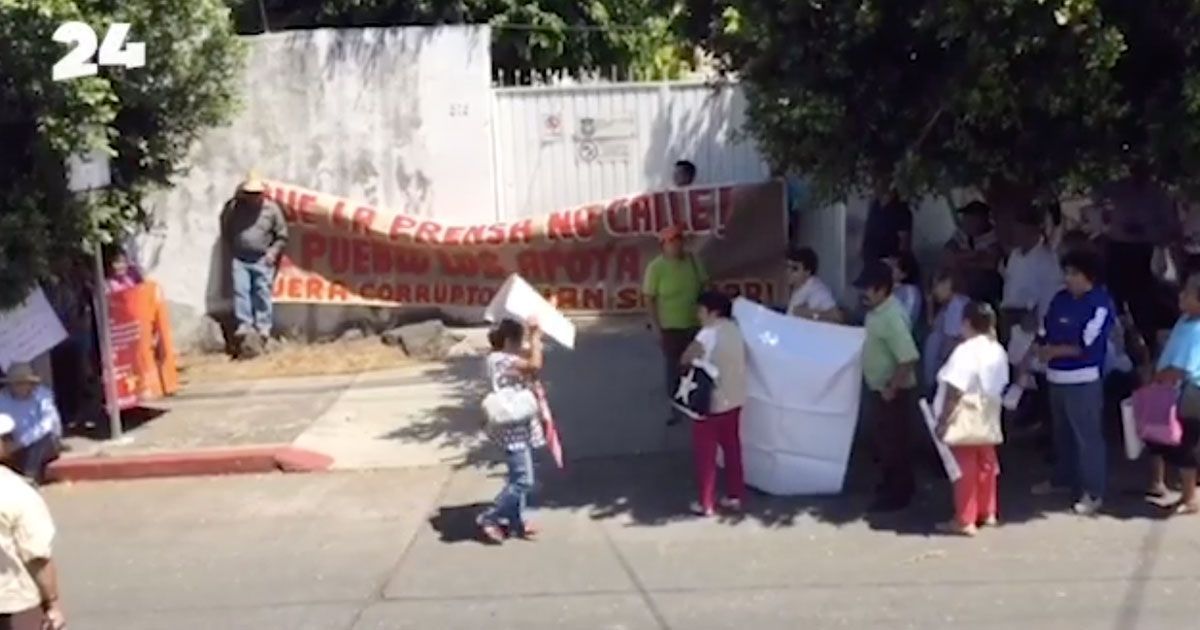 Resumen 24 Marchan habitantes en Cuernavaca por las principales calles de la Ciudad, exigen la salida de Juan Salazar de la fiscalía anticorrupción