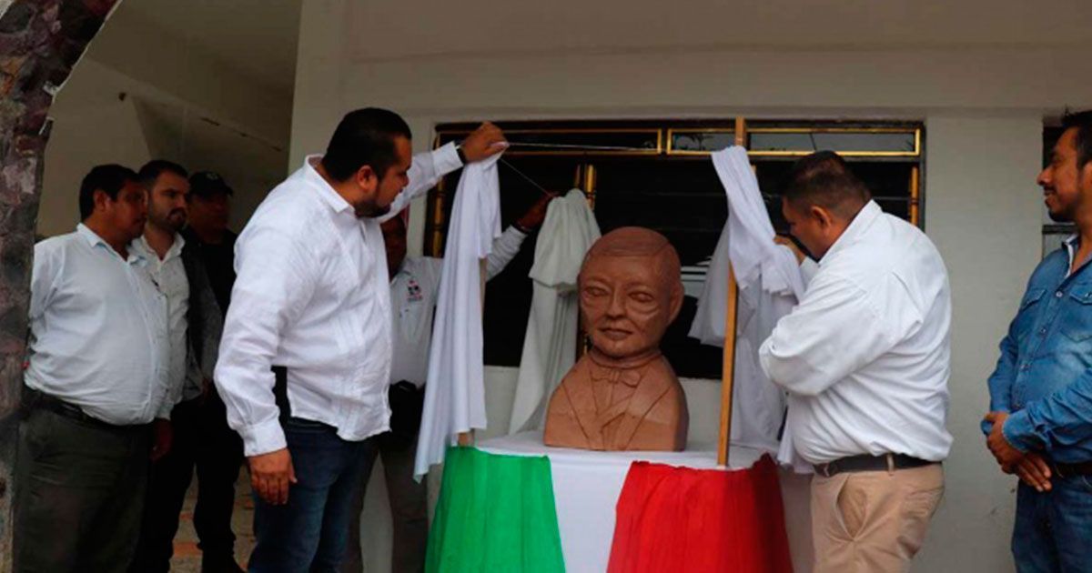 Causa burlas busto de Benito Juárez en SLP