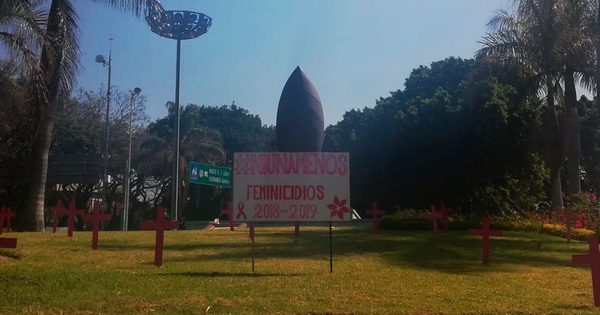 Colocan cruces en memoria de mujeres asesinadas