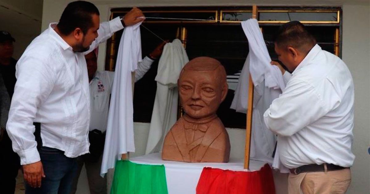 Se vuelve famoso el escultor de busto de Benito Juárez