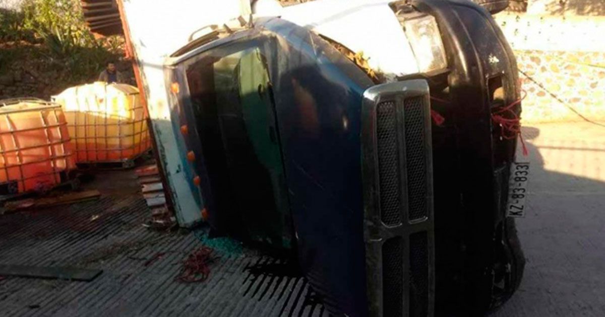Camioneta huachicolera se vuelca en Hidalgo