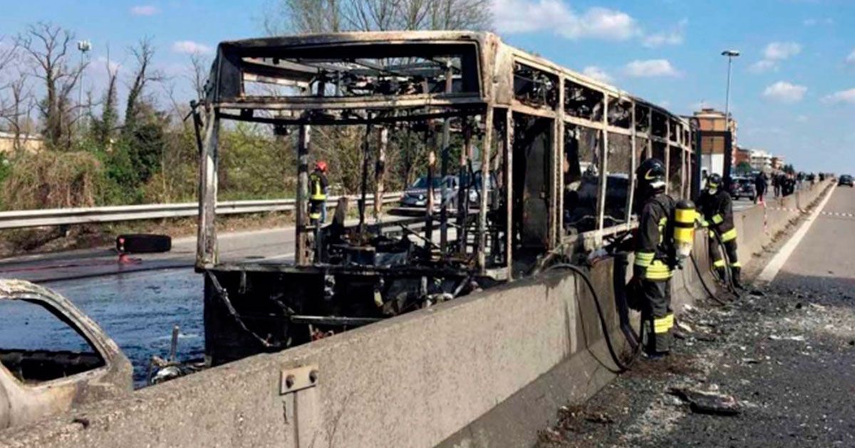 Incendian autobús con estudiantes en Italia
