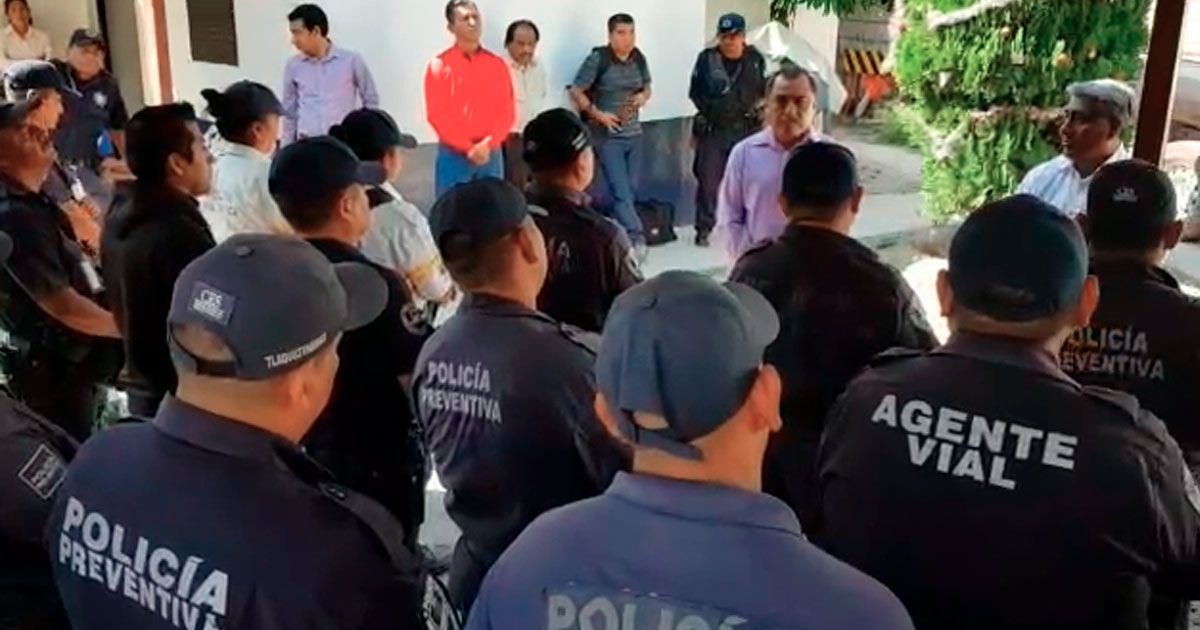 Realizan paro de brazos caídos policías de Tlaquiltenango