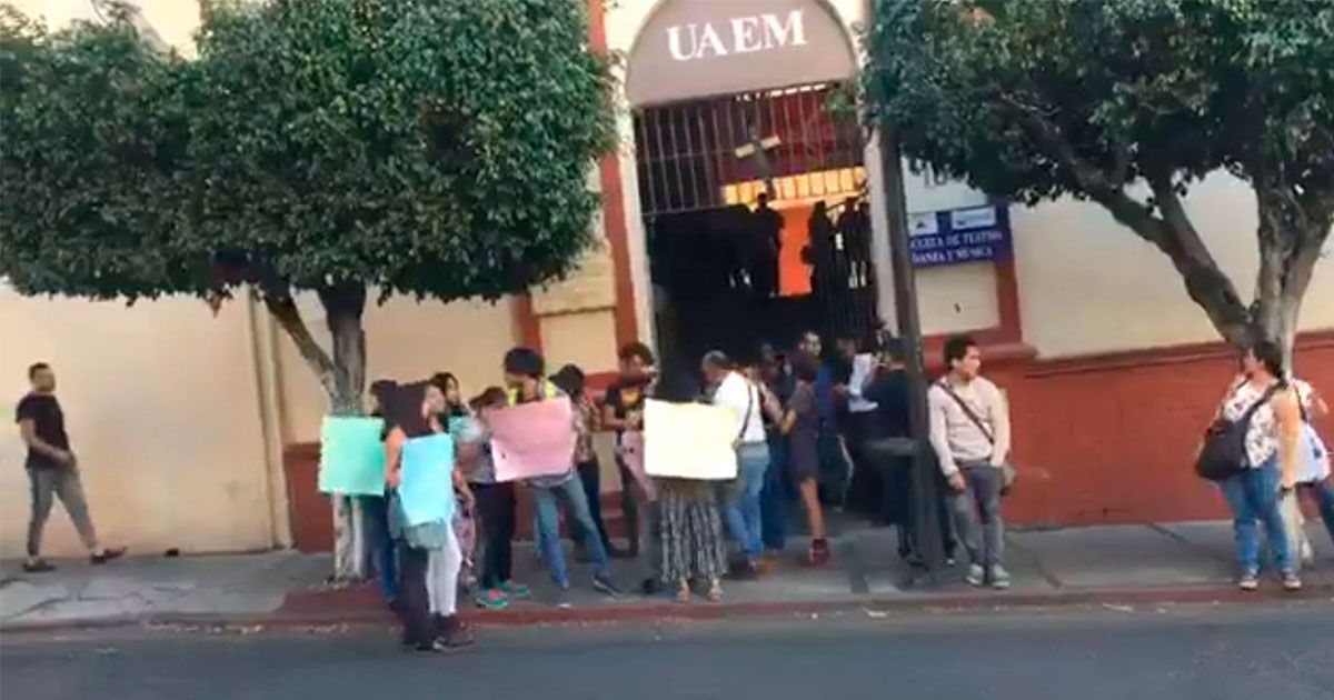 Exigen alumnos de artes de la UAEM renuncia de directora