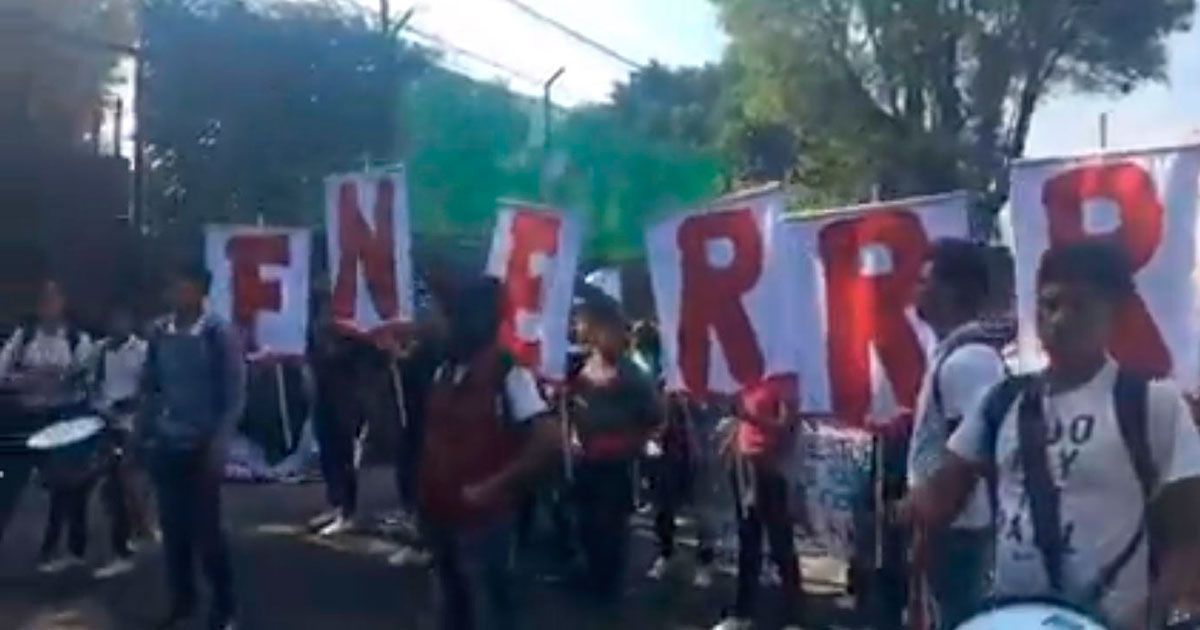 Estudiantes se manifiestan para pedir apoyo