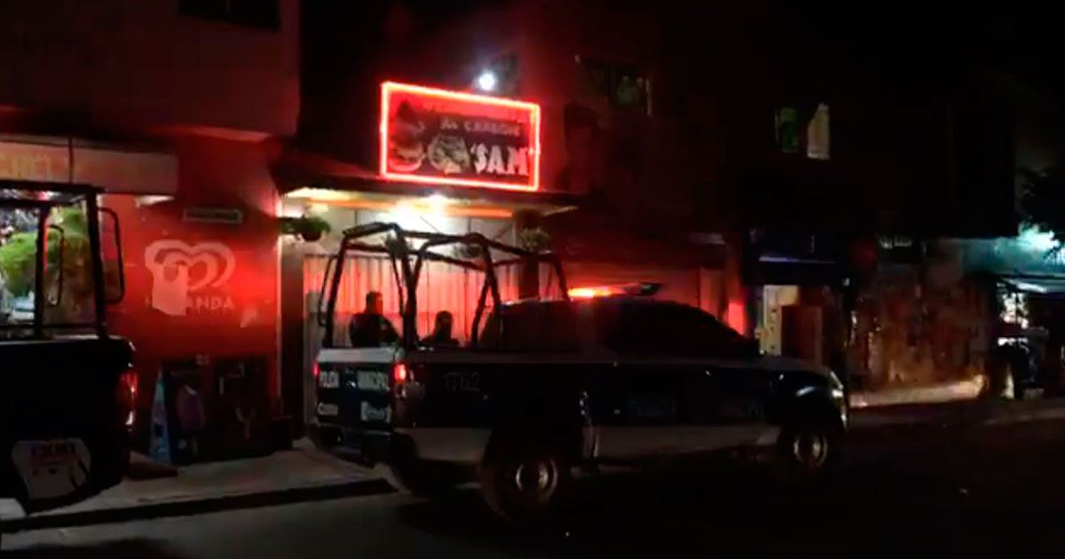 Balean a sujeto en local de hamburguesas