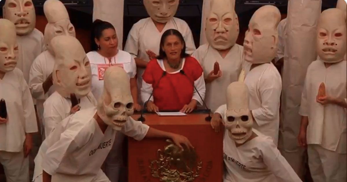 Senadora realiza “performance” para la protección del maíz nativo