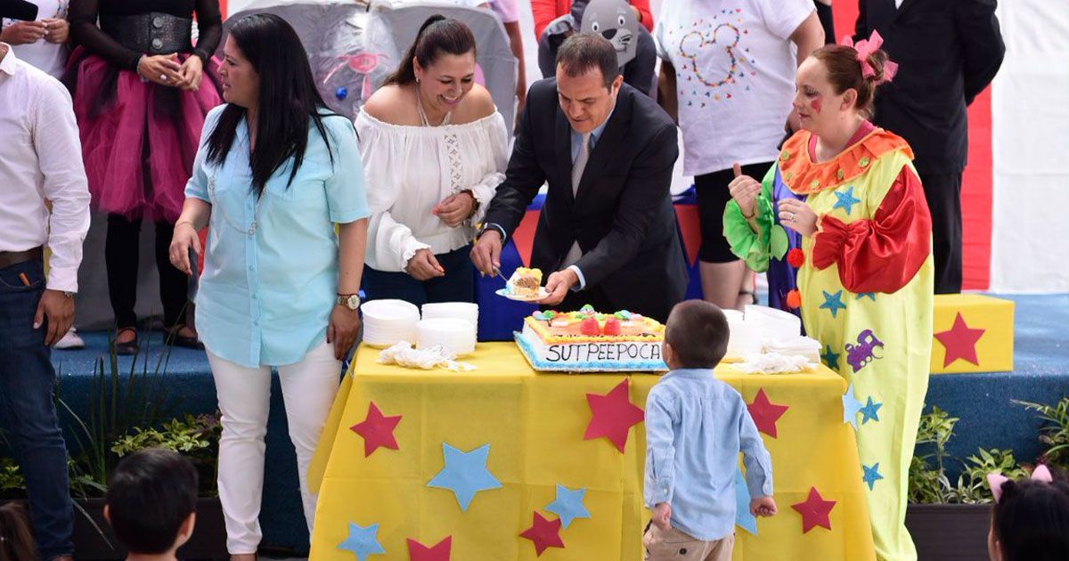 Festeja Cuauhtémoc Blanco a los niños en su día