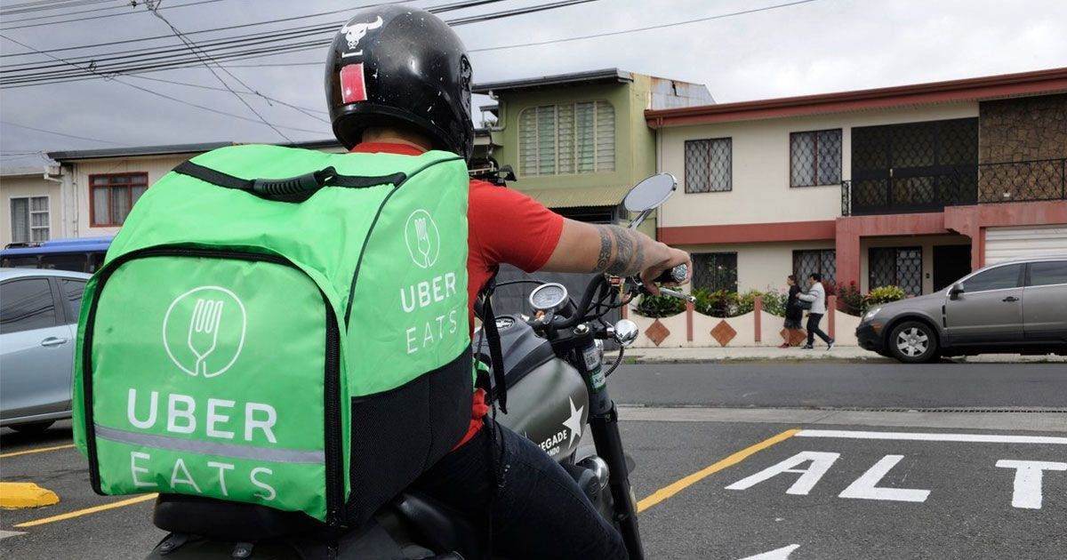 Supuestos trabajadores de Uber Eats asaltan en motos