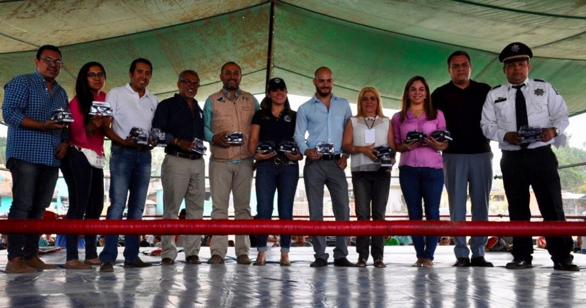 Celebran policías a los niños en su día