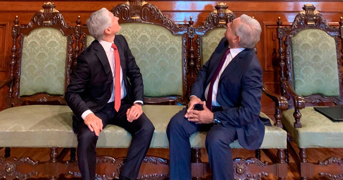 Realizan memes por fotografía de AMLO y Del Mazo