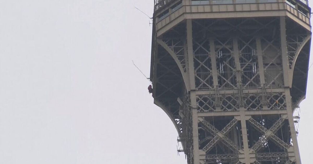 Evacúan Torre Eiffel por escalador
