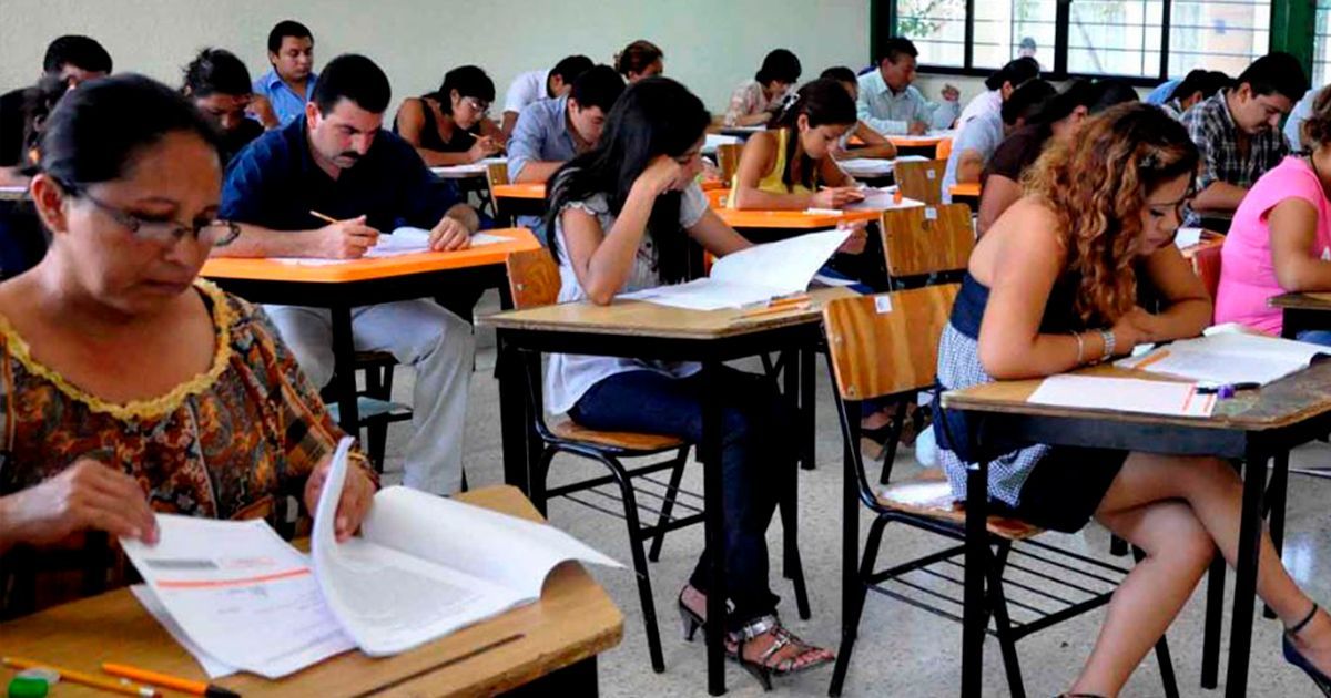 Exigen docentes reinstalación de despedidos con EPN