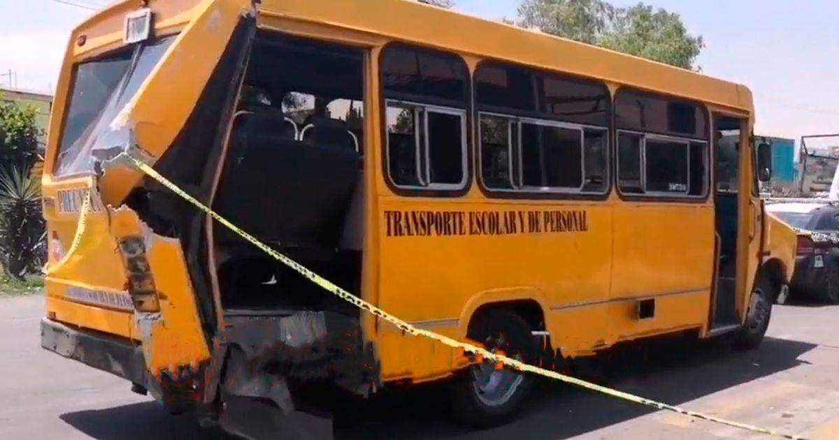 Intenta camión escolar ganarle el paso a un tren