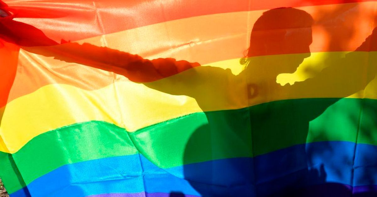 Corren de restaurante a pareja gay