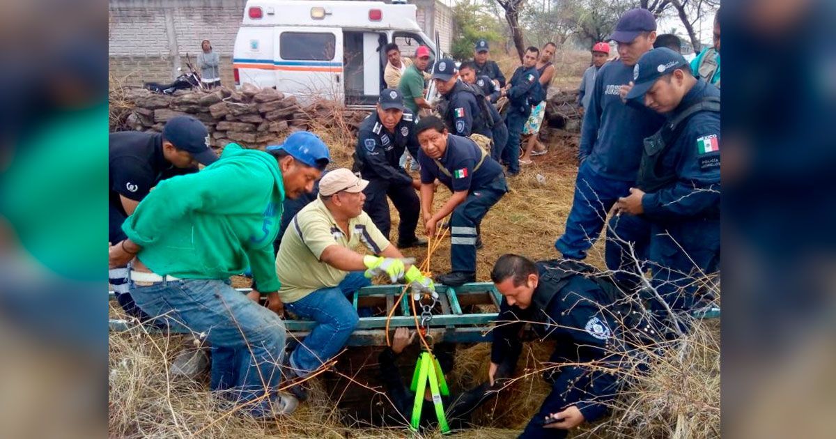 Rescatan a jóvenes tras caer a un pozo en Axochiapan