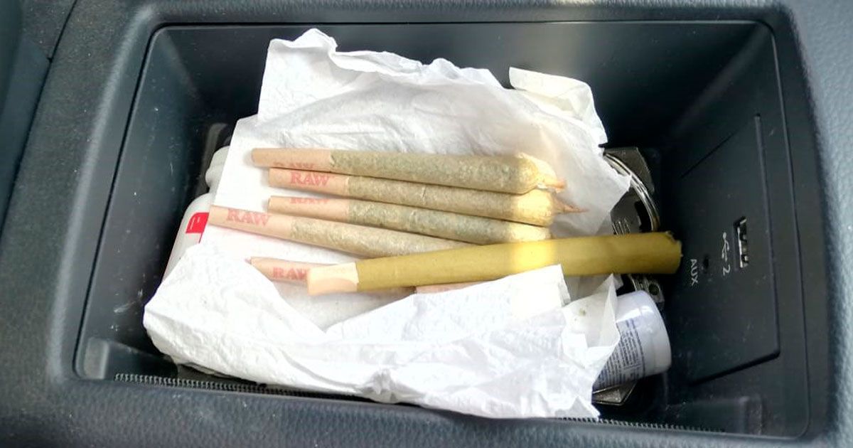 Los detienen por transportar cigarros rellenos de vegetal verde