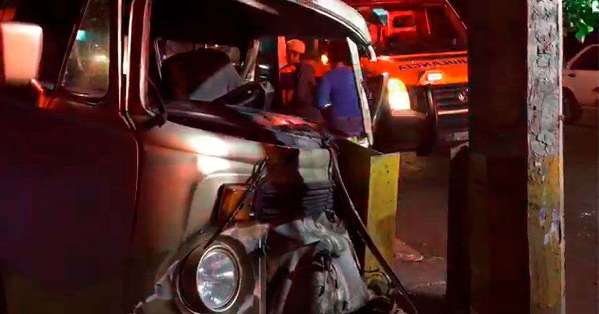 Quedó prensado durante choque en Jiutepec
