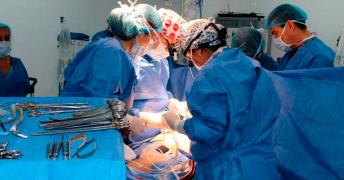 Implantan corazón artificial a menor