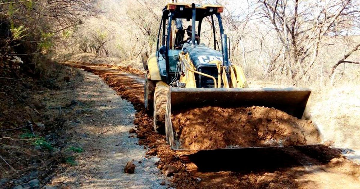 Realizan desazolves y rehabilitación de caminos de saca