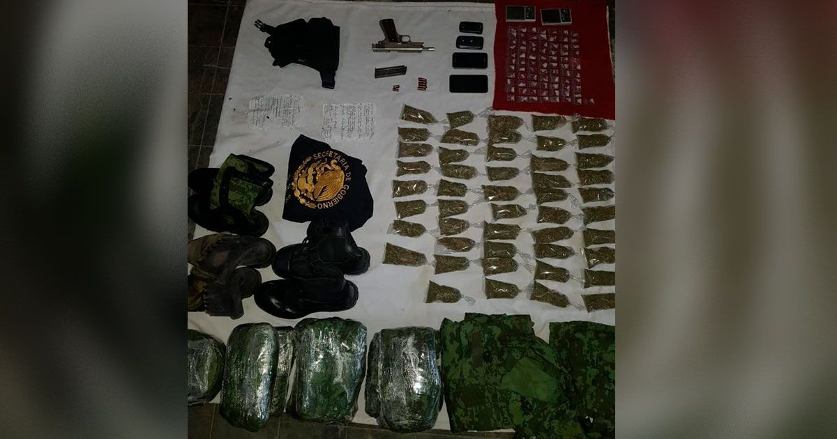 En Jojutla son detenidos dos adultos y una menor con droga y ropa militar