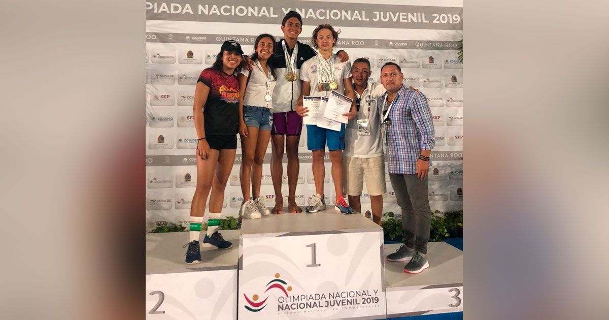 Cierra con broce de oro selección morelense de Natación