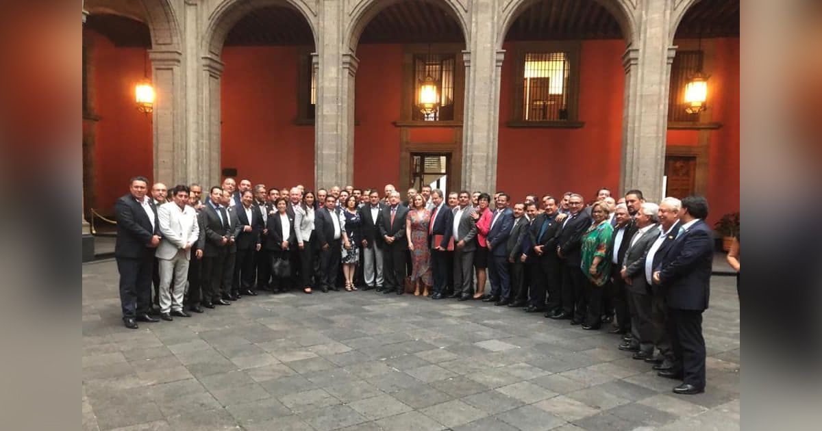 Van en unidad López Obrador y el SNTE