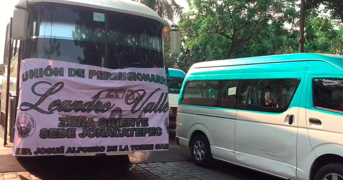 Bloquean transportistas el Centro de Cuernavaca