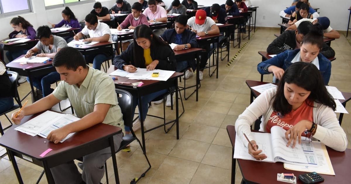 Realizan jóvenes examen de admisión en la UPEMOR