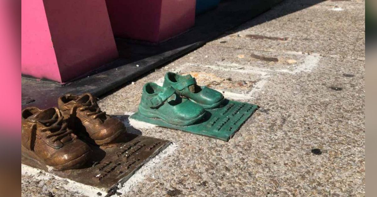 Roban zapatos de bronce en el anti monumento de la Guardería ABC