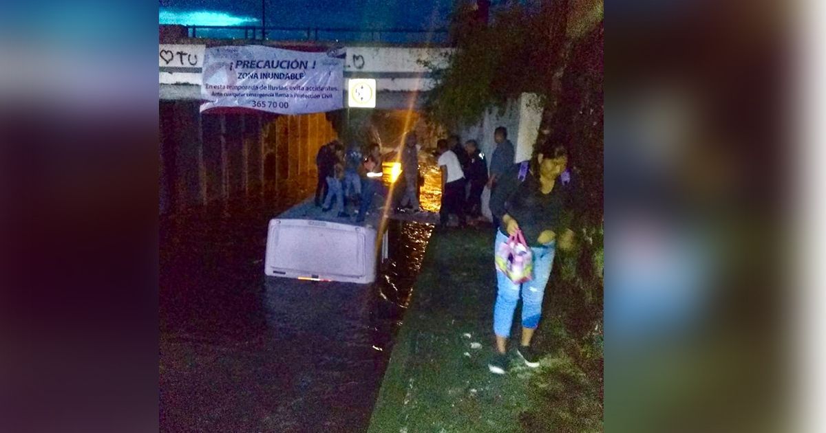 Rescatan a pasajeros de Ruta inundada en Xochitepec