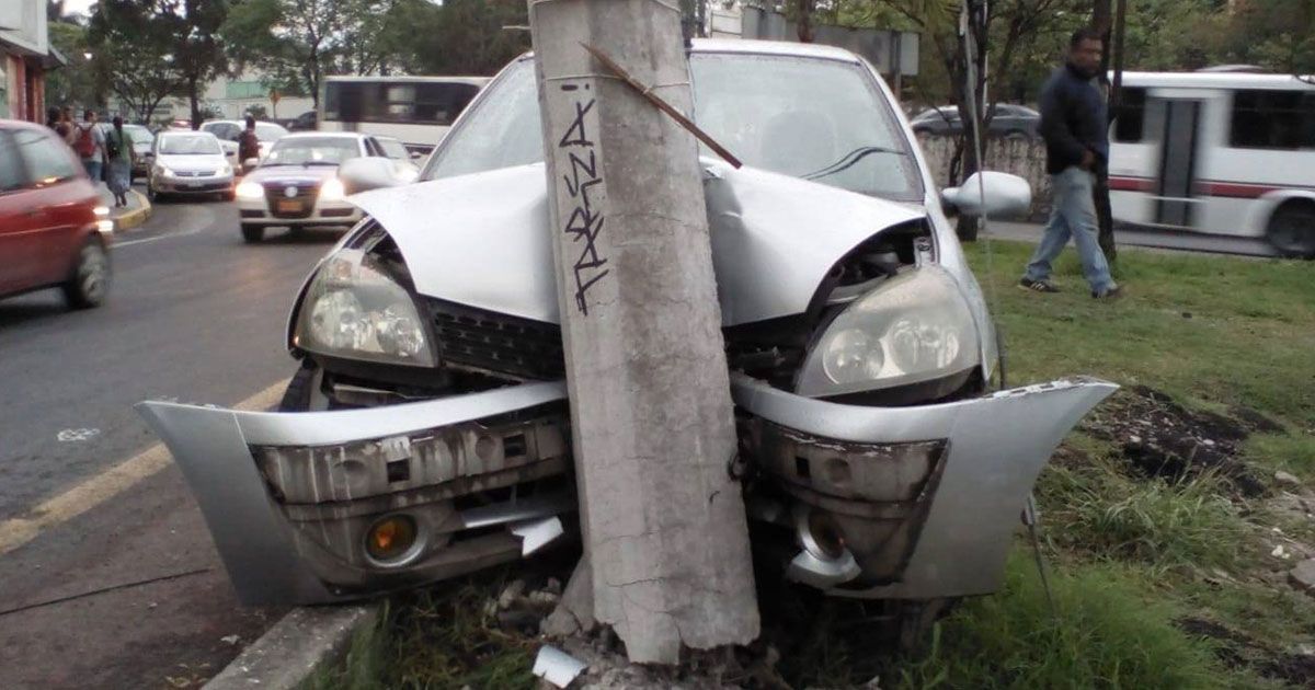 Chocó contra un poste y se quedó ahí más de 5 horas