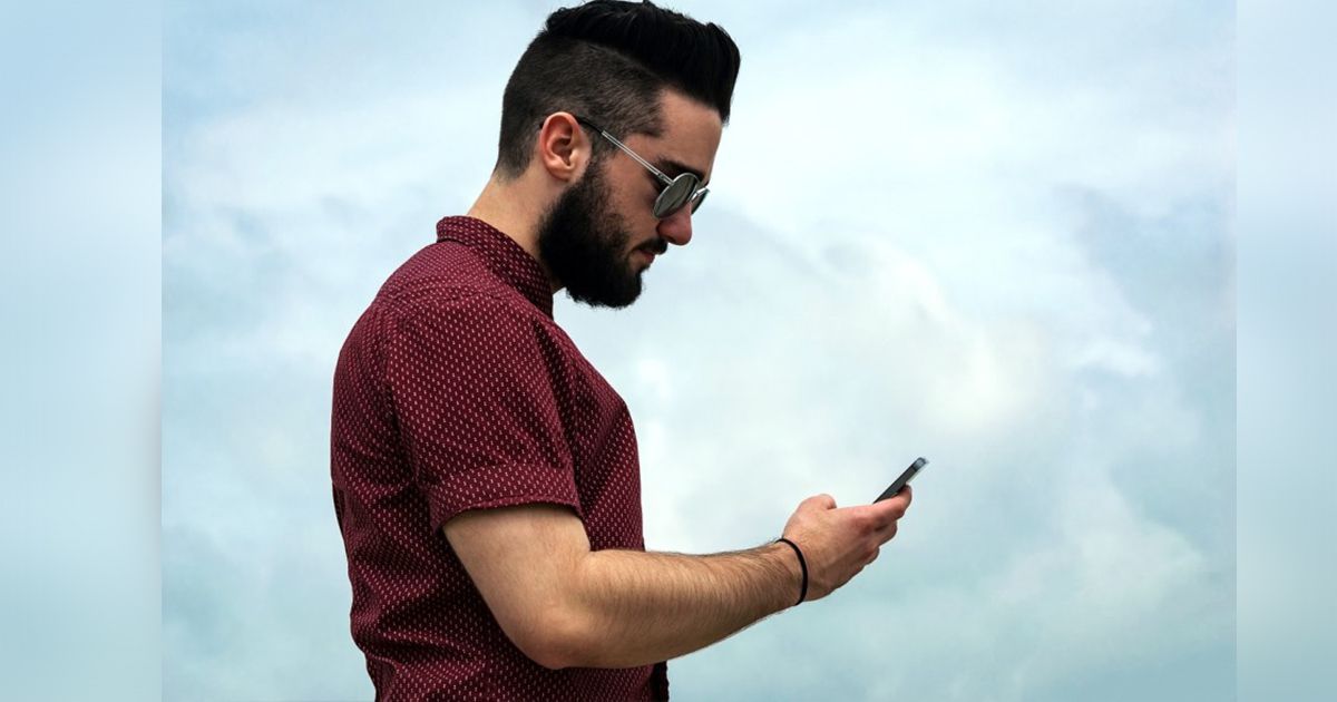 Desarrollan jóvenes “cuerno” por uso del celular