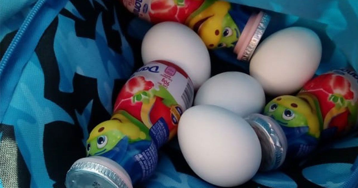 Niño le lleva comida a compañero que “no tiene qué comer”