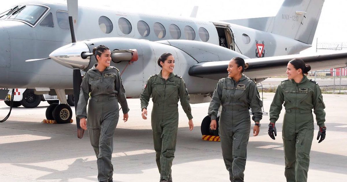 Crean primera tripulación aérea de mujeres