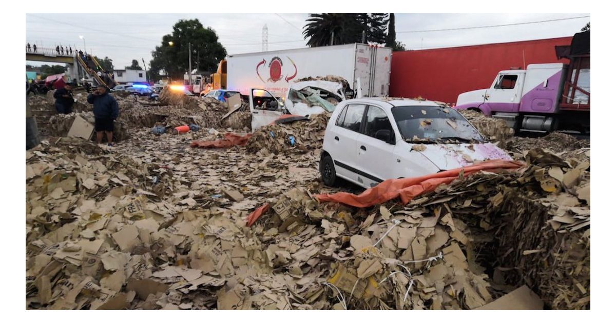 Accidente de tráiler mata a mujer y aplasta autos