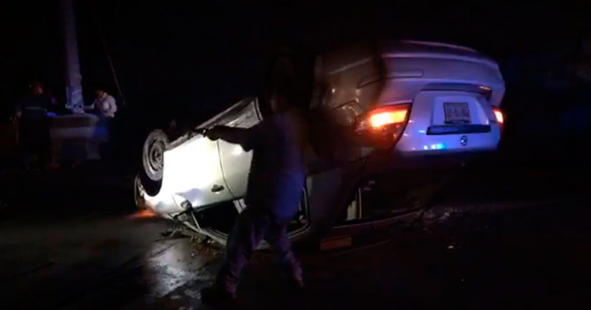 Vuelcan padre e hijo en bulevar Cuauhnáhuac