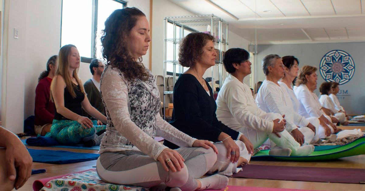 Practicar la meditación con el yoga ayuda a liberar el estrés