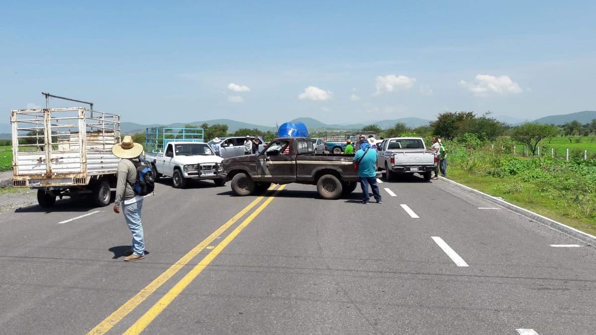 Cumple 24 horas plantón en autopista Siglo XXI