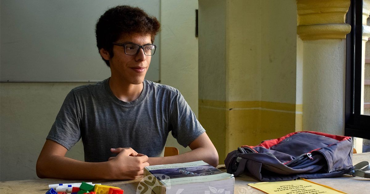 Becan a joven que ofrece clases gratuitas de matemáticas en Veracruz