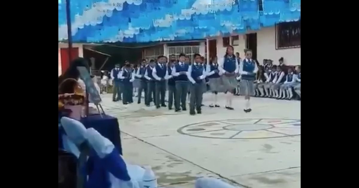 Alumnos de primaria bailan cumbia en su graduación