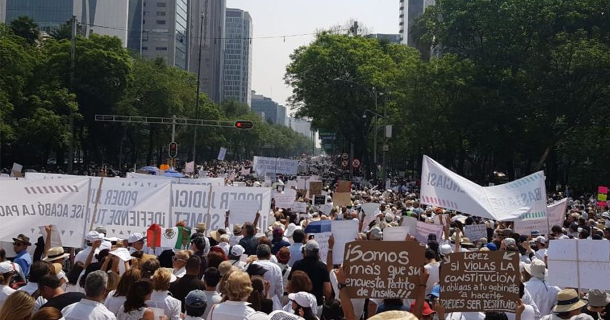 Piden renuncia de AMLO “a mano alzada”