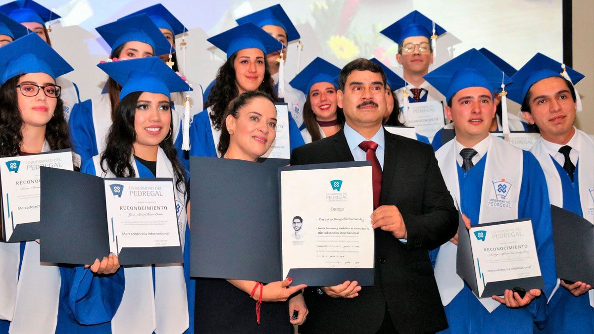 Entregan título póstumo a padres de estudiante asesinado en CDMX