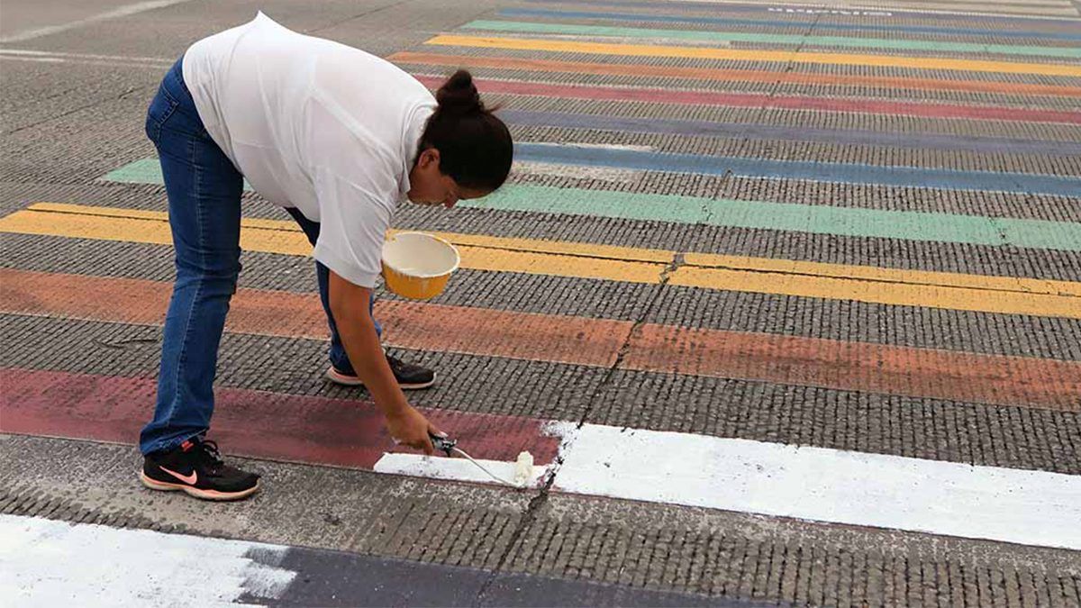 Repintan pasos peatonales multicolores en Puebla