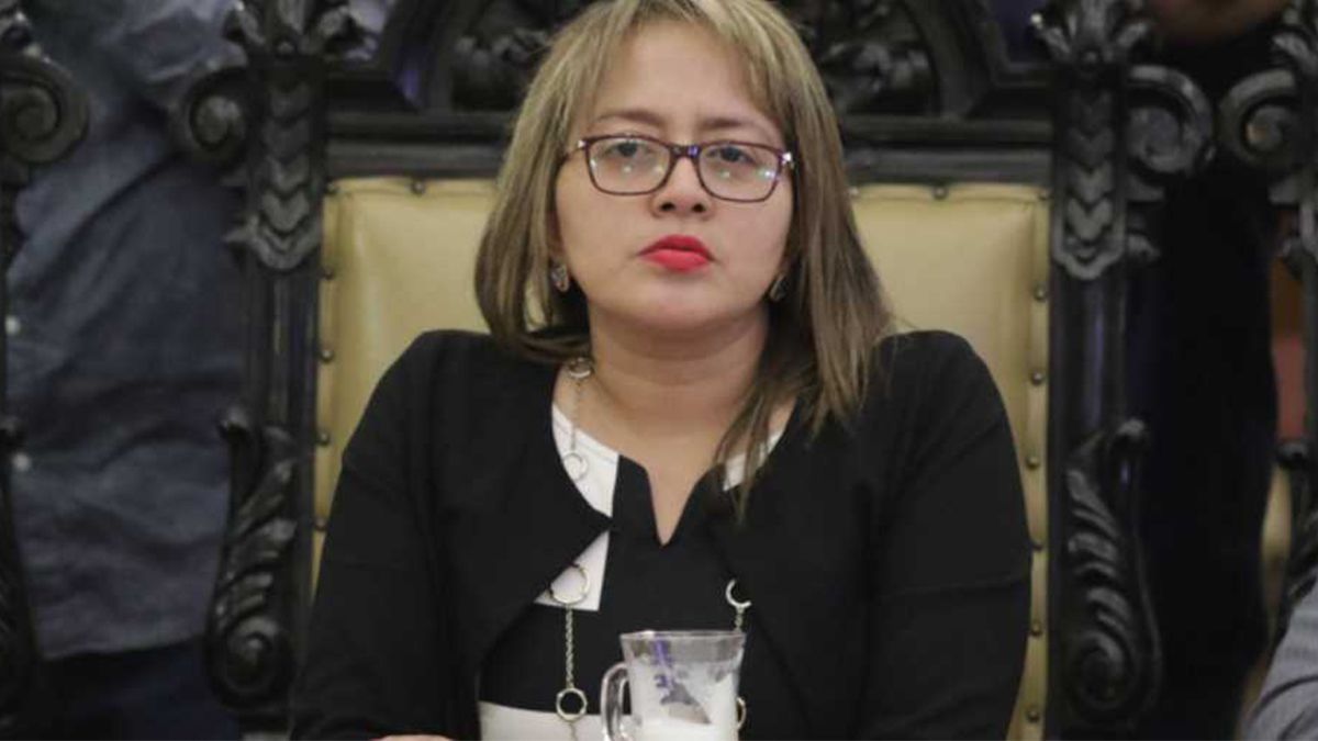 Regidora de Puebla escribe “educación” con “s”