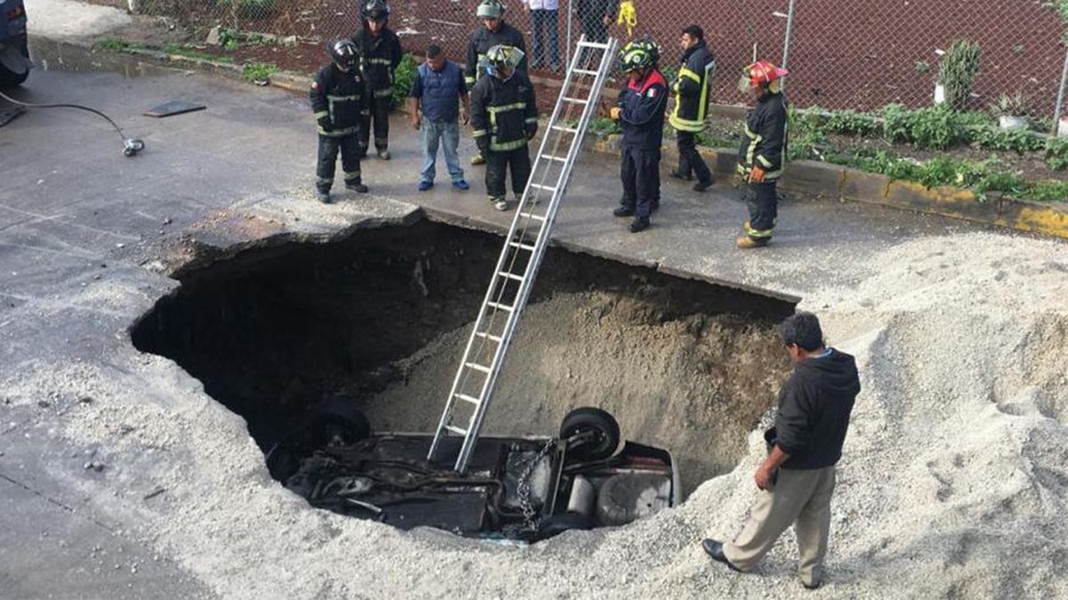 Surge socavón en Ecatepec y se traga dos autos