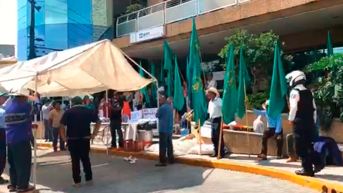 Instala UNTA plantón en oficinas del SAT en Cuernavaca